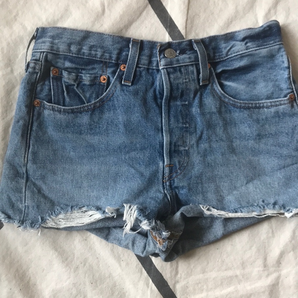 🔥LEVI’s 501 JEAN SHORTS-never worn 🔥